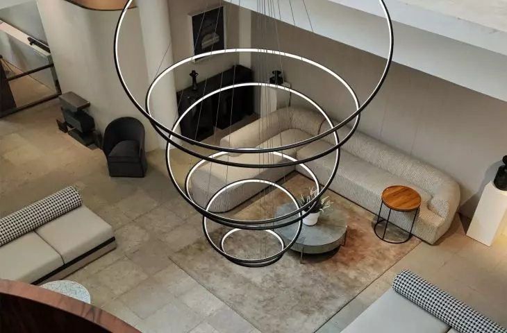  Lampa LED Orbit No.5 w wersji czarnej – imponujące oświetlenie przestronnego salonu z antresolą, od LEDesign
