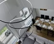  Lampa LED Orbit No.3 z trzema obręczami – nowoczesne oświetlenie antresoli nad strefą dzienną i jadalnią, od LEDesign