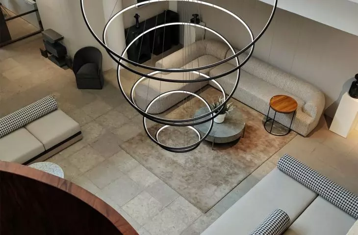 Lampa LED Orbit No.5 w wersji czarnej – imponujące oświetlenie przestronnego salonu z antresolą, od LEDesign.