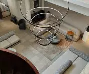  Lampa LED Orbit No.5 w wersji czarnej – imponujące oświetlenie przestronnego salonu z antresolą, od LEDesign.