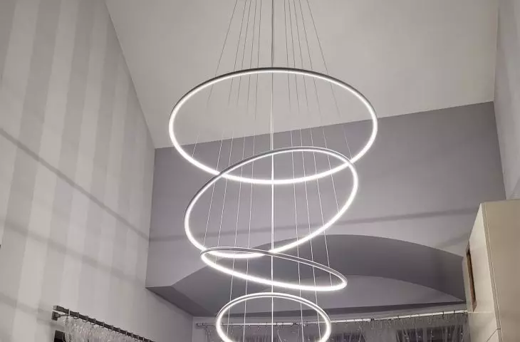 Lampa LED Orbit No.5 z pięcioma obręczami – efektowne oświetlenie jadalni z wysokim sufitem, od LEDesign.