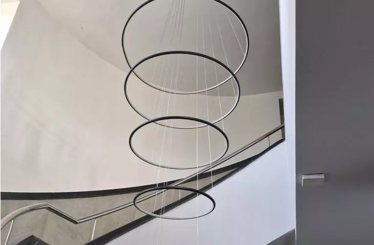 Lampa LED Orbit No.5 z pięcioma obręczami – idealna do wysokich holi i klatek schodowych, od LEDesign