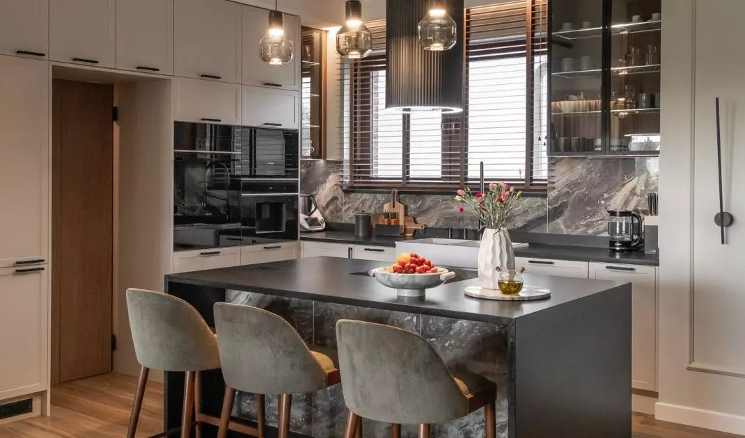 The kitchen is open, but does not lose intimacy