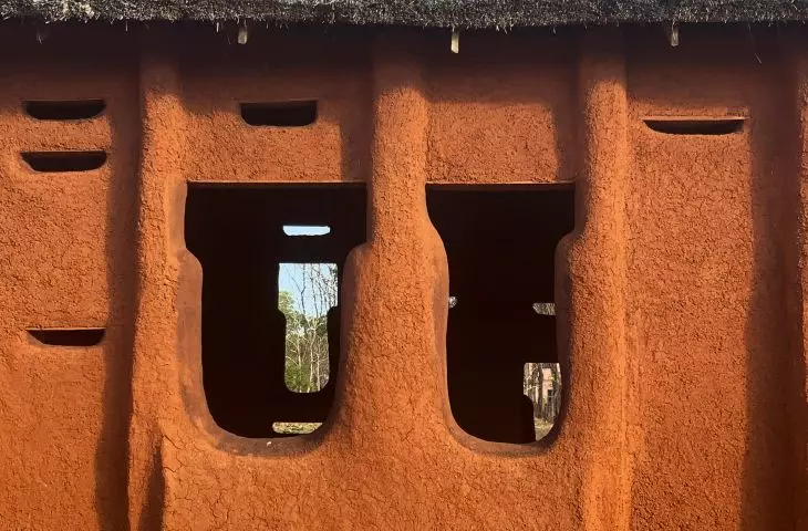 Ghana Don Bosco Earth Campus Tatale — ręcznie wyrzeźbione otwory okienne