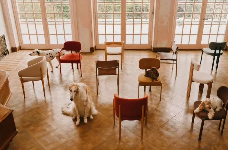 In lounge areas, it is a good idea to arrange chairs in a way that promotes conversation - for example, in pairs or in a gentle arc, which facilitates eye contact and builds an atmosphere of closeness
