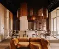 na wejściu do co-worku architekci umieścili designerską sofę
