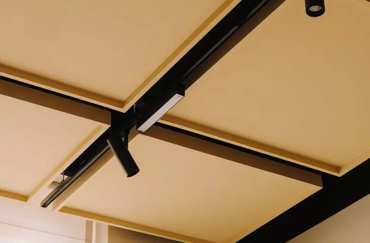 kasetony pełnią funkcje akustyczne i kryją instalację wentylacyjną