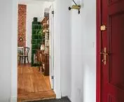 Bordowy kolor drzwi współgra z całym wnętrzem