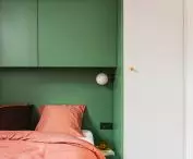 Obudowana szafa wokół łóżka