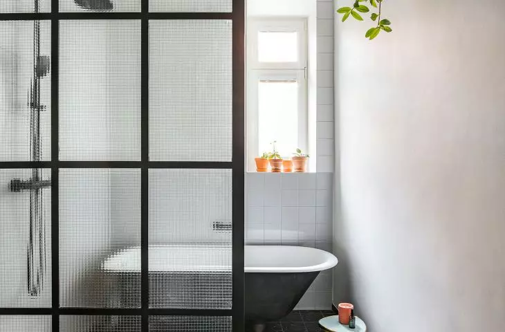 Reinforced glass wall 