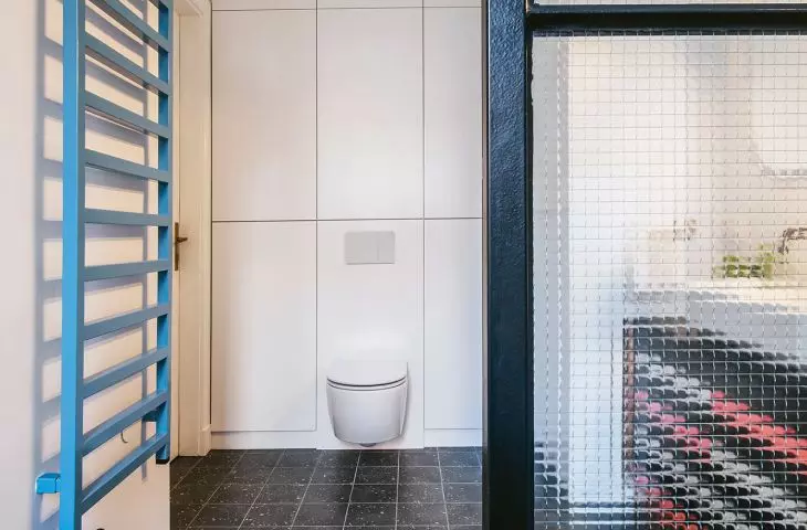 Za toaletą kryje się zabudowana szafa