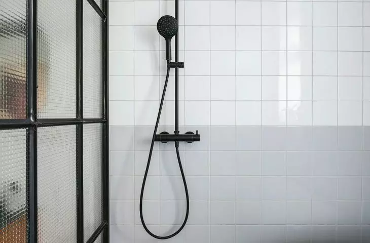 Minimalistyczny prysznic