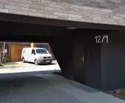 Miejsca postojowe pod budynkiem przy ul. Malewskiej.