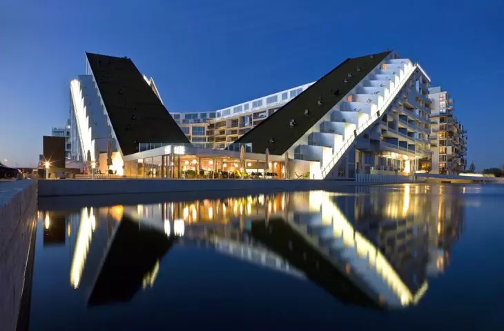 8HOUSE is not a classic block of flats or a closed estate. It is an open, dynamic structure that combines different functions, promotes the integration of residents and actively fits into the urban fabric