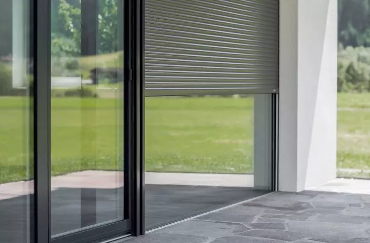 With a variety of materials, profile thicknesses and properties of the blinds, as well as numerous color variations, HELLA blinds always stand out for their functionality and aesthetics.