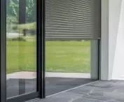 With a variety of materials, profile thicknesses and properties of the blinds, as well as numerous color variations, HELLA blinds always stand out for their functionality and aesthetics.