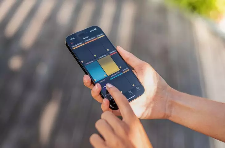 With HELLA's proprietary ONYX sun visor control system, you can conveniently control your sun visors with your smartphone or tablet, either through an app, voice control or fully automatic.