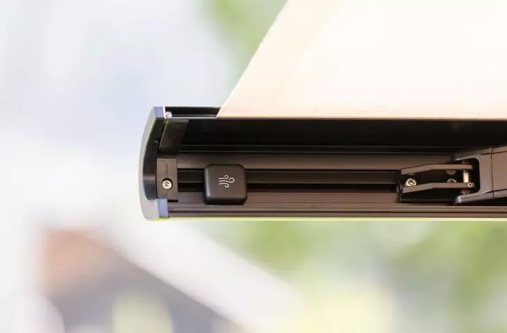 The 3D wind sensor, ONYX.TAG elevator, for the ONYX system provides essential wind protection for any patio awning.