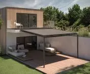 Thanks to its robust construction, the SOLEYA awning is suitable for shading large glass roofs and terraces of up to 30 square meters.