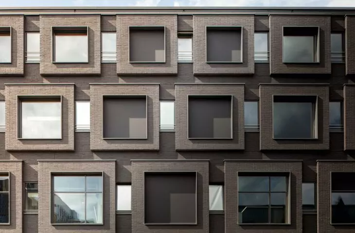 For large glazings, especially in buildings exposed to stronger gusts of wind, vertical awnings with side guidance - Protect, are the perfect solution for an effective external sunshade.