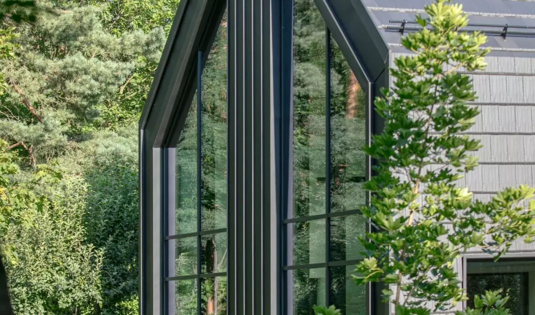 Dom na skraju lasu to przykład architektury, która staje się pośrednikiem między człowiekiem a naturą
