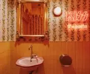 The bathroom is decorated with wallpaper in lemons and tiles with a macaroni-like relief, as well as colorful macarons for swimming