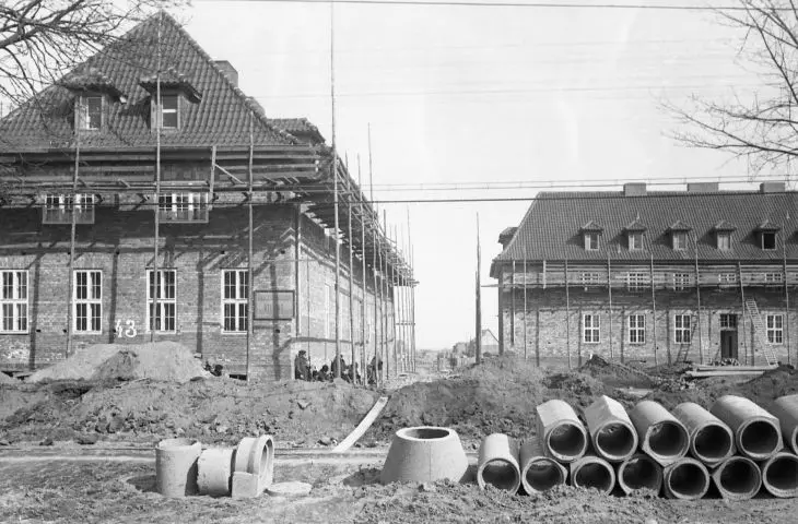 Polska, Zichenau – wznoszenie nowych domów w miejscu wyburzonych  wcześniej budynków