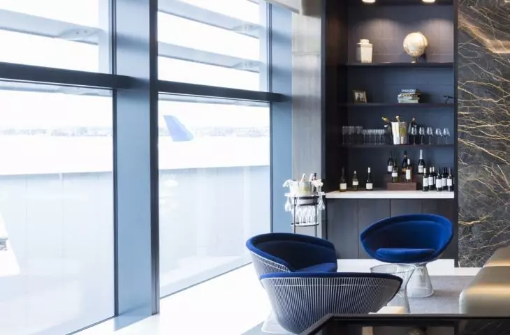 Leather recliners separated by thick curtains provide comfortable rest and privacy, and guests can also enjoy non-alcoholic beverages and chilled champagne 