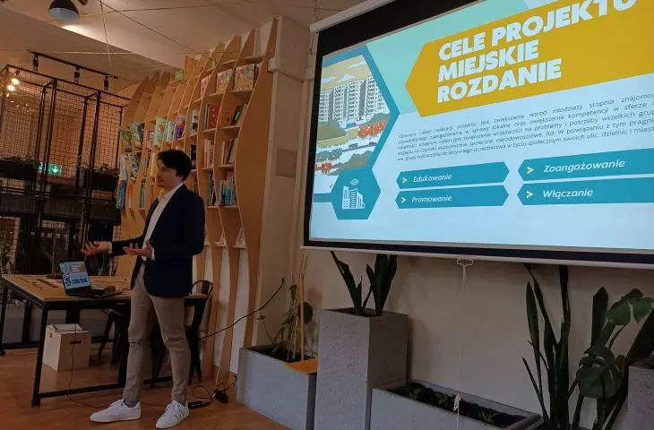 Łukasz Wrona podczas premiery gry w Krakowskim Centrum Edukacji Klimatycznej