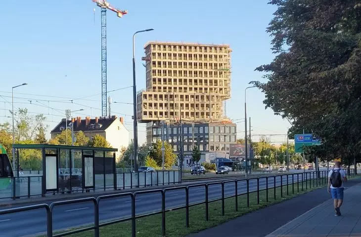 Industrial skyscraper by Rataje traffic circle, under construction, proj Easst Architects