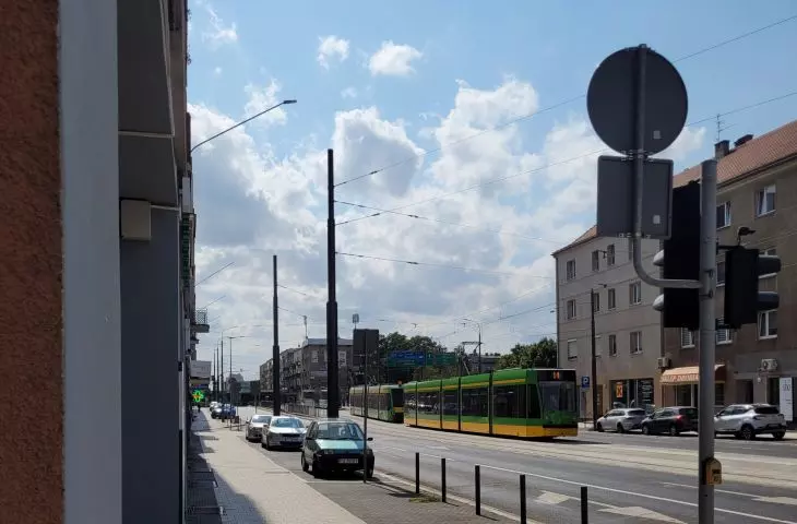 widok od północy z ul. Głogowskiej w stronę miejsca pod wysoki kompleks mieszkalny (na wprost)