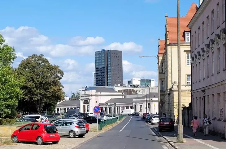 Poznań's tallest residential building (72 m) on Towarowa Street, view from Glogowska Street through the Western Railway Station pavilion