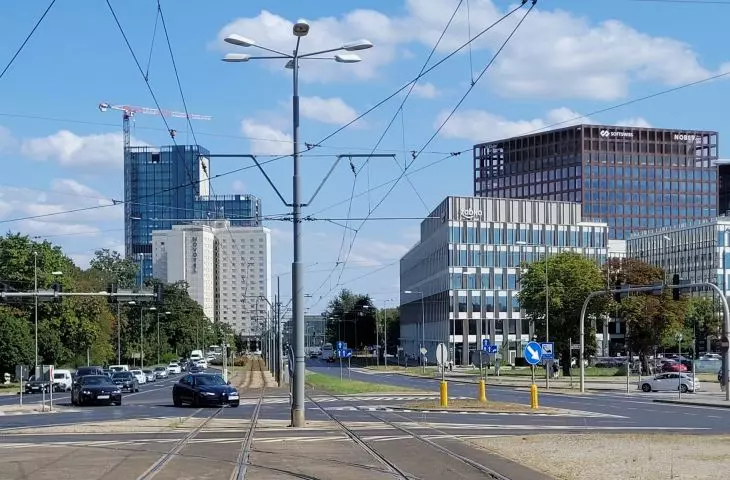 najwyższy budynek Poznania AND2 (w komleksie Andersia) i zespół biurowców Nowy Rynek, widok spod dworca z ul. Matyi