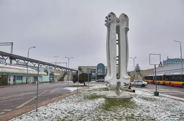 Rzeźba Czółenka przed Dworcem Łódź Kaliska, aut. Andrzej Jocz