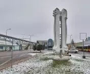 Rzeźba Czółenka przed Dworcem Łódź Kaliska, aut. Andrzej Jocz