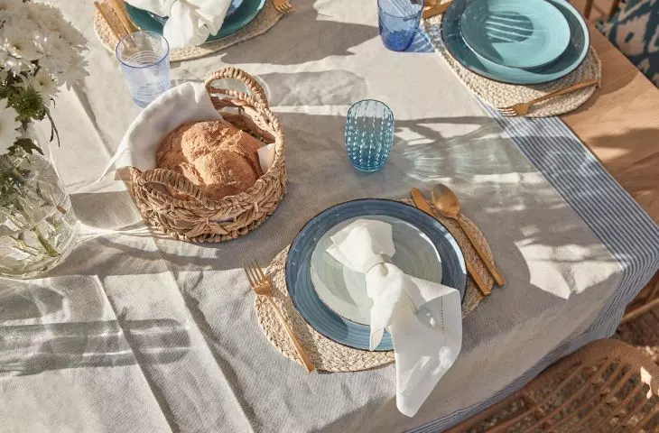 Garden party, blue tableware