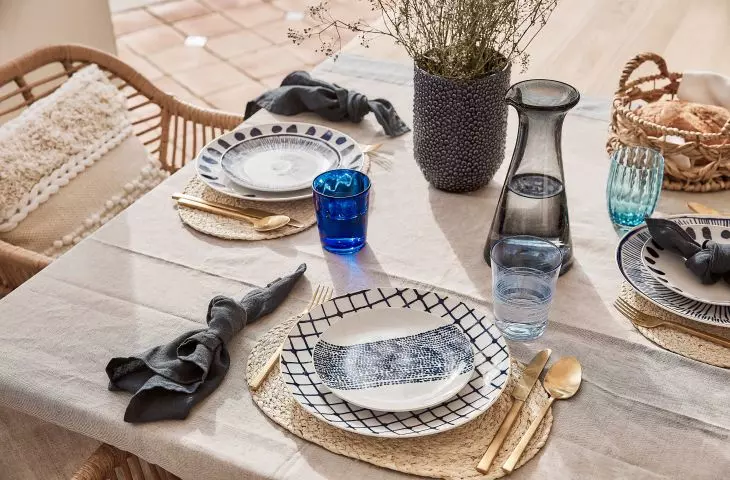 Garden party, patterned plates