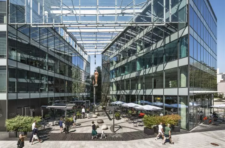Cosmopolitan residential skyscraper (design: Jahn Architecture) 