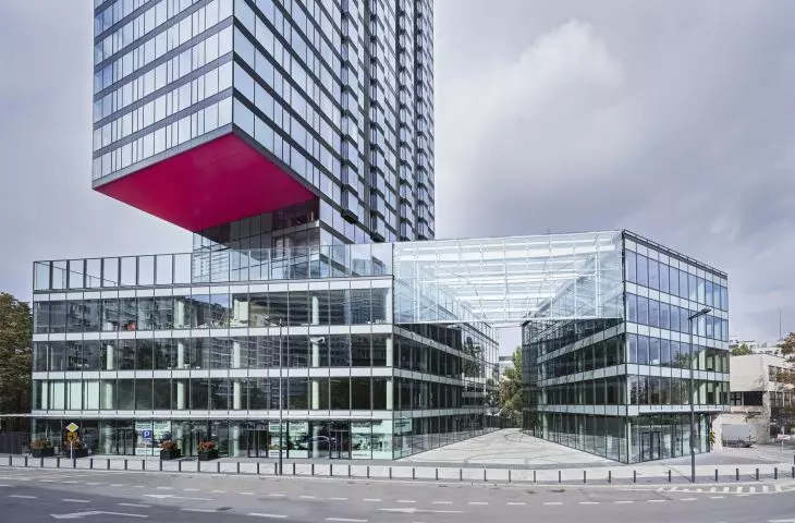 Cosmopolitan residential skyscraper (design: Jahn Architecture) 