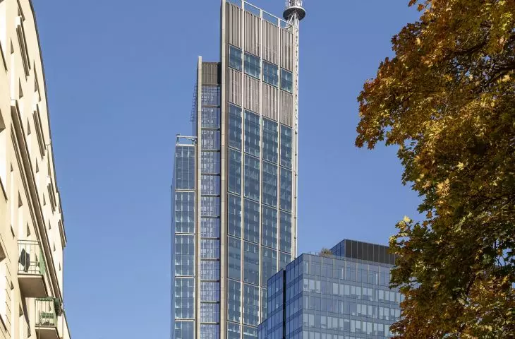 Varso Tower (proj.: Foster and Partners, HRA Architekci), położony na rogu alei Jana Pawła II i ulicy Chmielnej