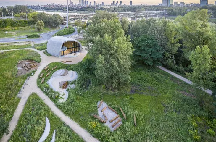 zieleń otacza Pawilon Edukacyjny Kamień (proj.: eM4 . Pracownia Architektury . Brataniec)