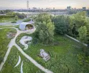 zieleń otacza Pawilon Edukacyjny Kamień (proj.: eM4 . Pracownia Architektury . Brataniec)