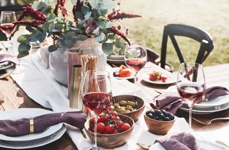 Garden party, wooden bowls