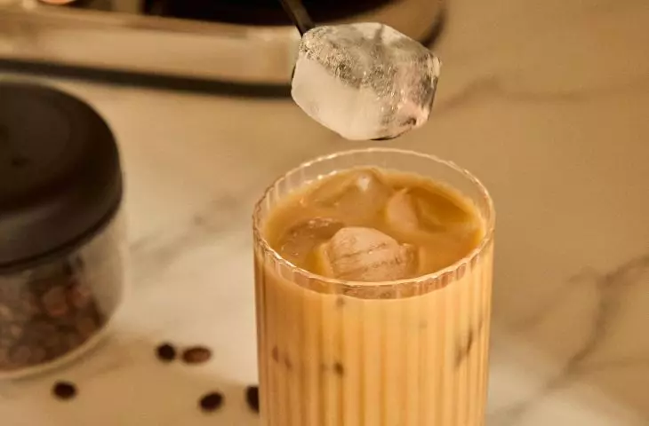 All the accessories should be collected in one place, which makes it easier to prepare the drink and keep things in order