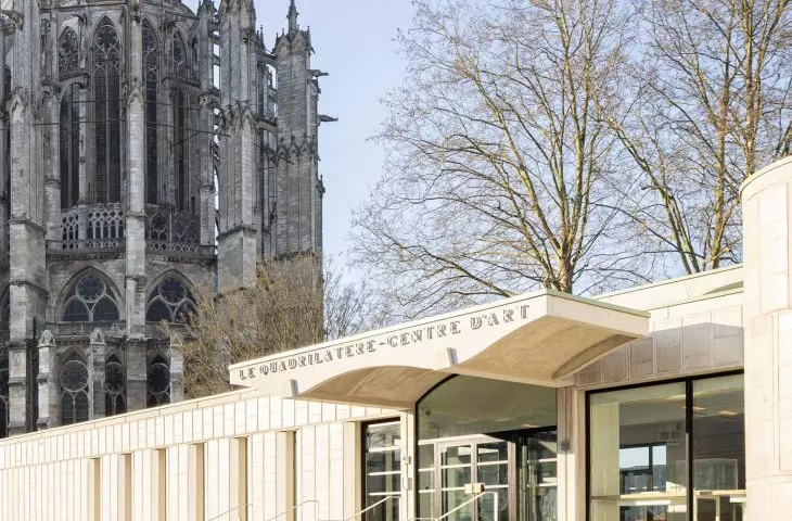 Odnowione centrum sztuki La Quadrilatère w Beauvais, Francja