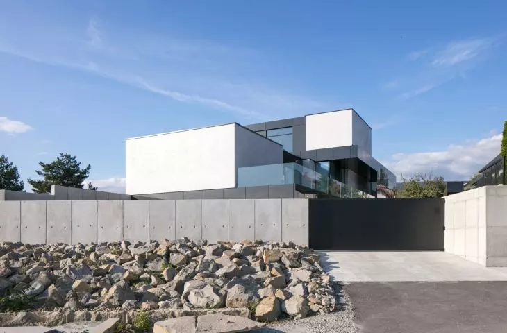 RE: Lakeside house od storny wjazdu na posesję