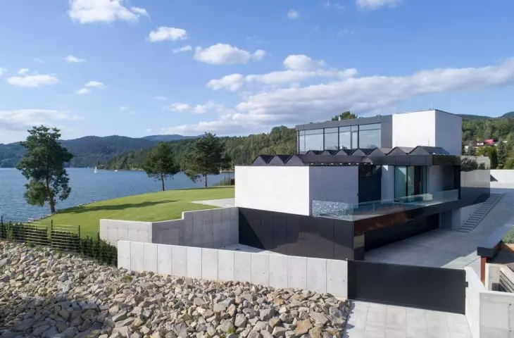 RE: Lakeside house od storny wejścia