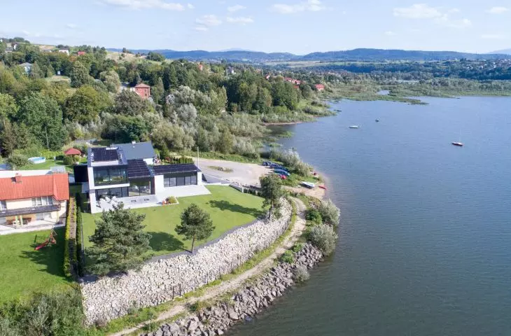 Widok z lotu ptaka na dom i okolicę