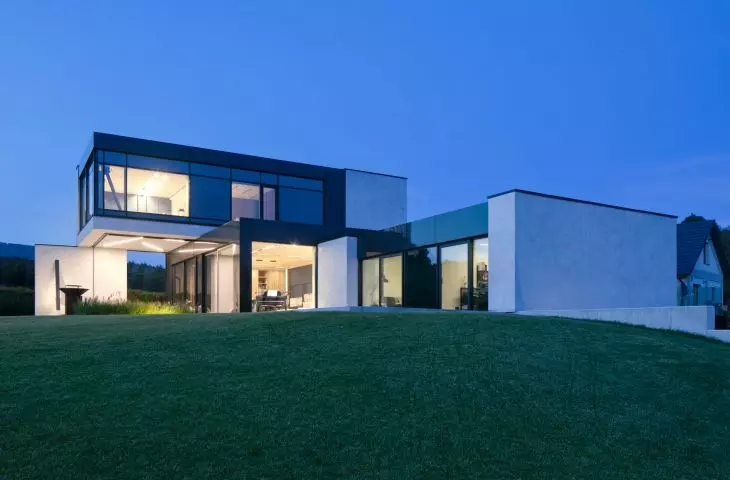 RE: Lakeside house nocą