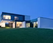 RE: Lakeside house nocą